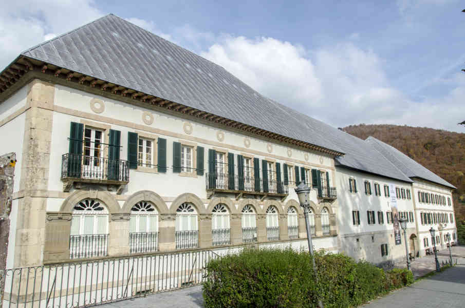 Comunidad Foral de Navarra 172 - Orreaga-Roncesvalles - casa prioral.jpg